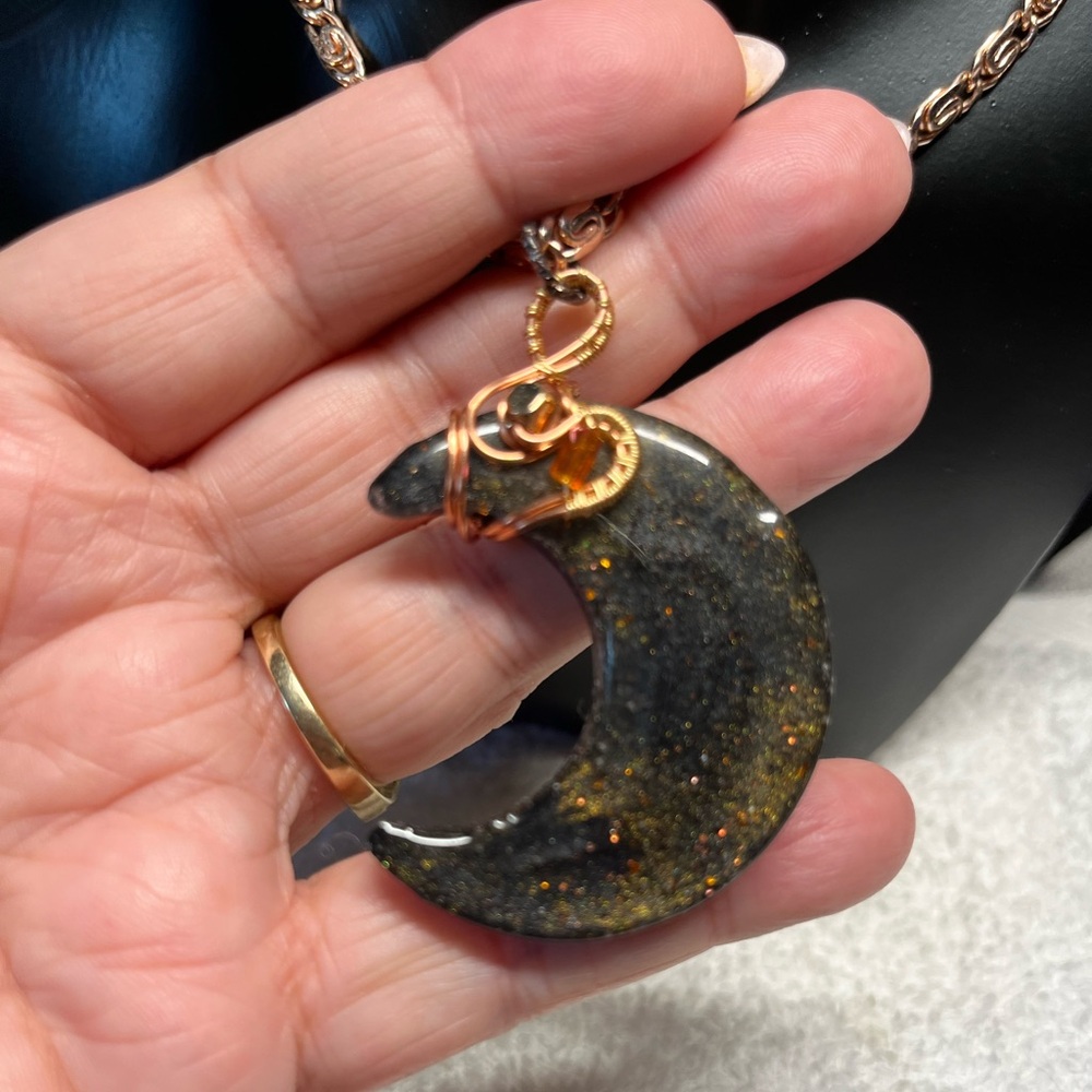 🌸💖stunning black, copper and gold wrapped moon resin pendant